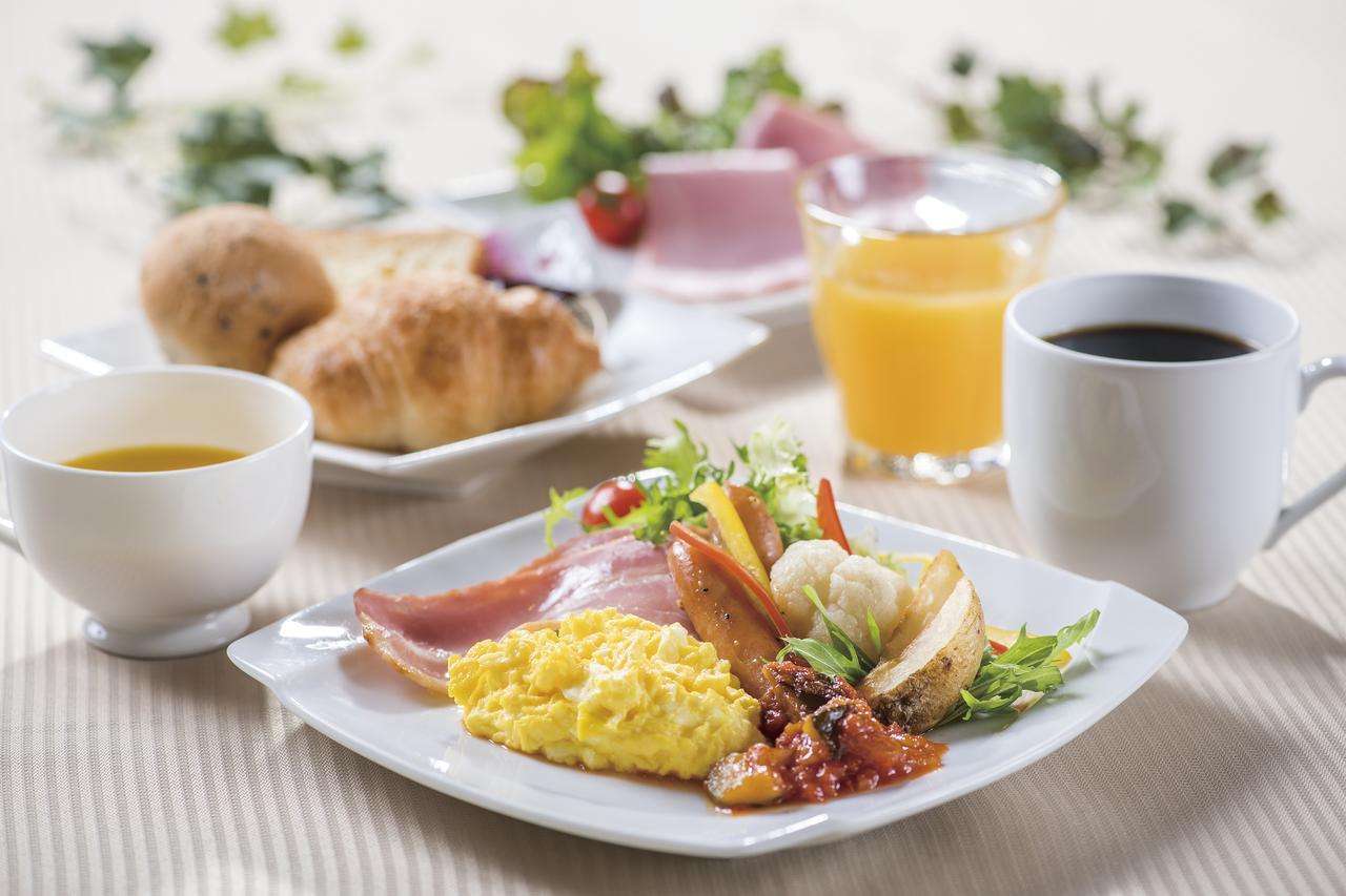 Hotel Port Plaza Chiba Exterior foto A breakfast with ham, eggs, and croissants